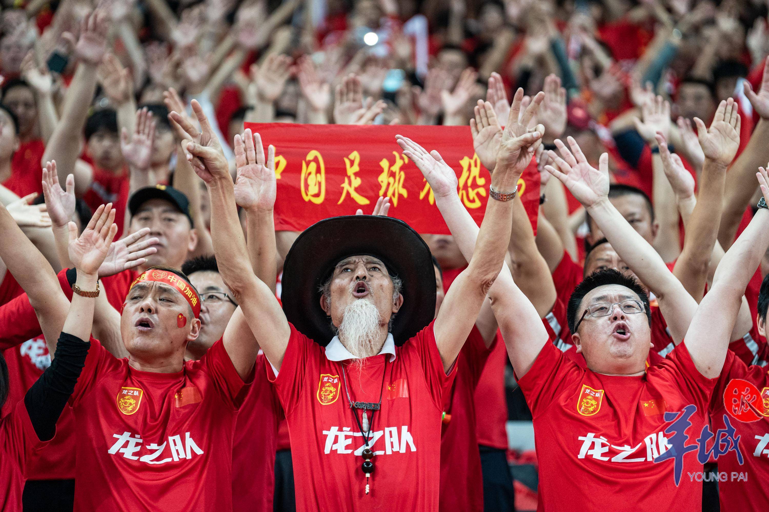 关于比赛中球迷狂欢场面壮观，球场气氛热烈的信息