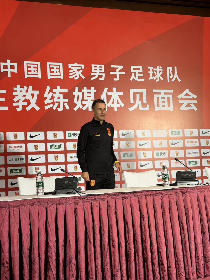 新赛季士气高昂，球队整体实力增强(全队展现出了昂扬斗志和顽强拼搏精神)