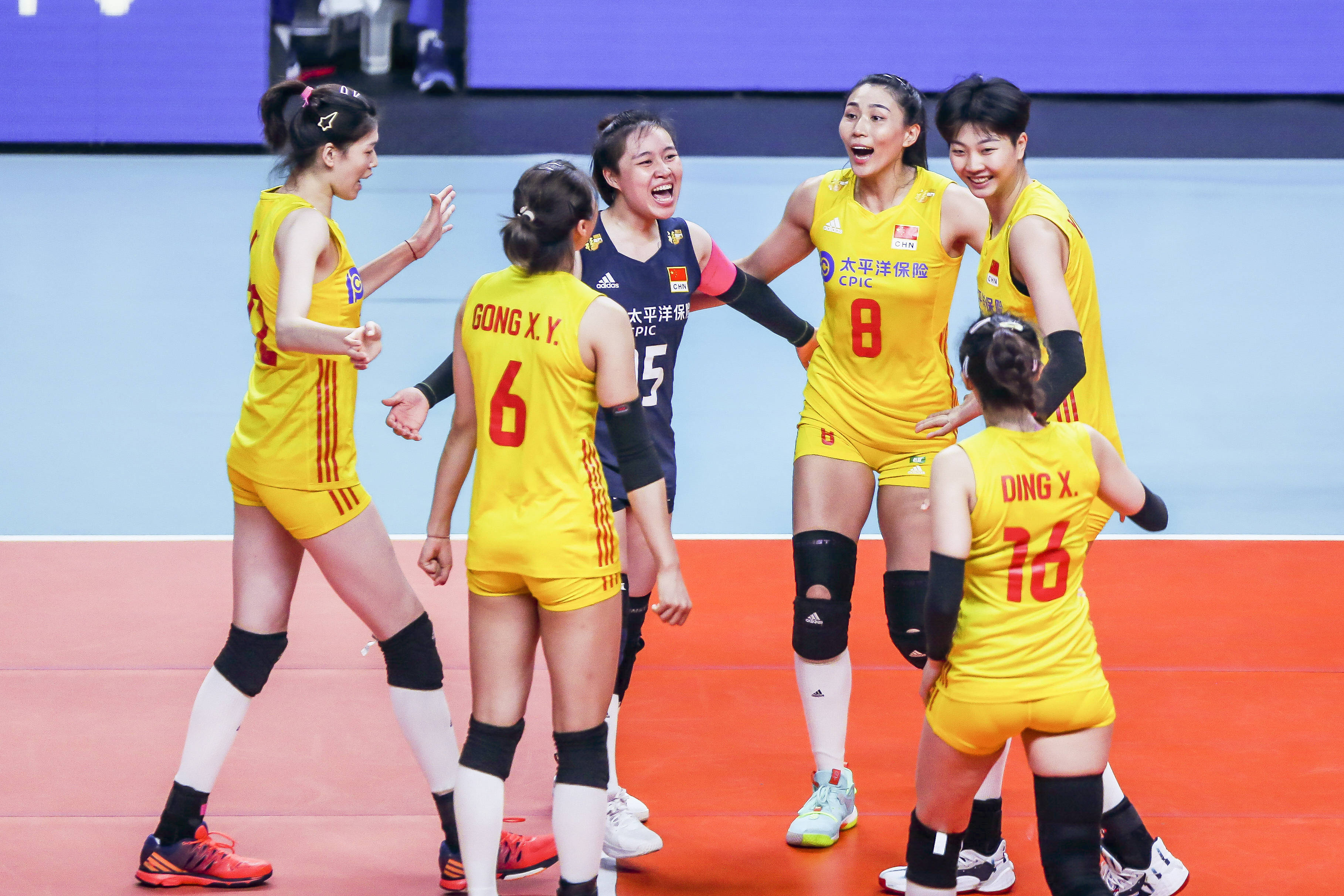 惊天大逆转！世联赛-中国女排3-2美国队