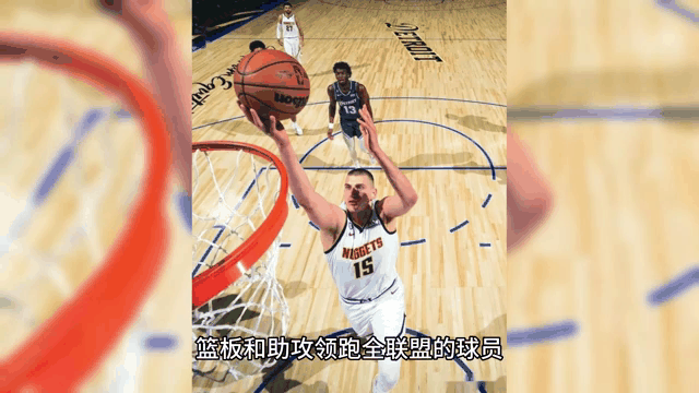 三亿体育入口-有点难！约基奇初次尝试北京烤鸭，手法略显生疏